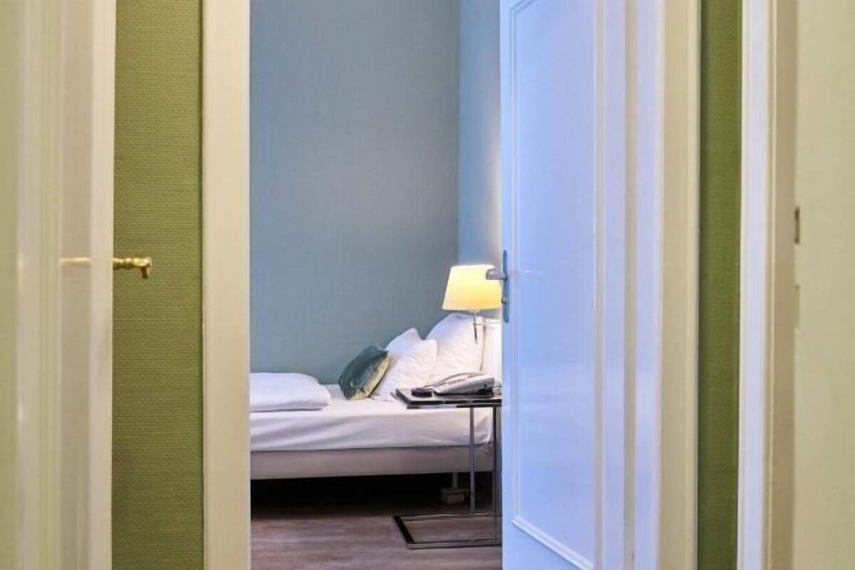 Hypoallergeen beddengoed, een gratis minibar, een bureau