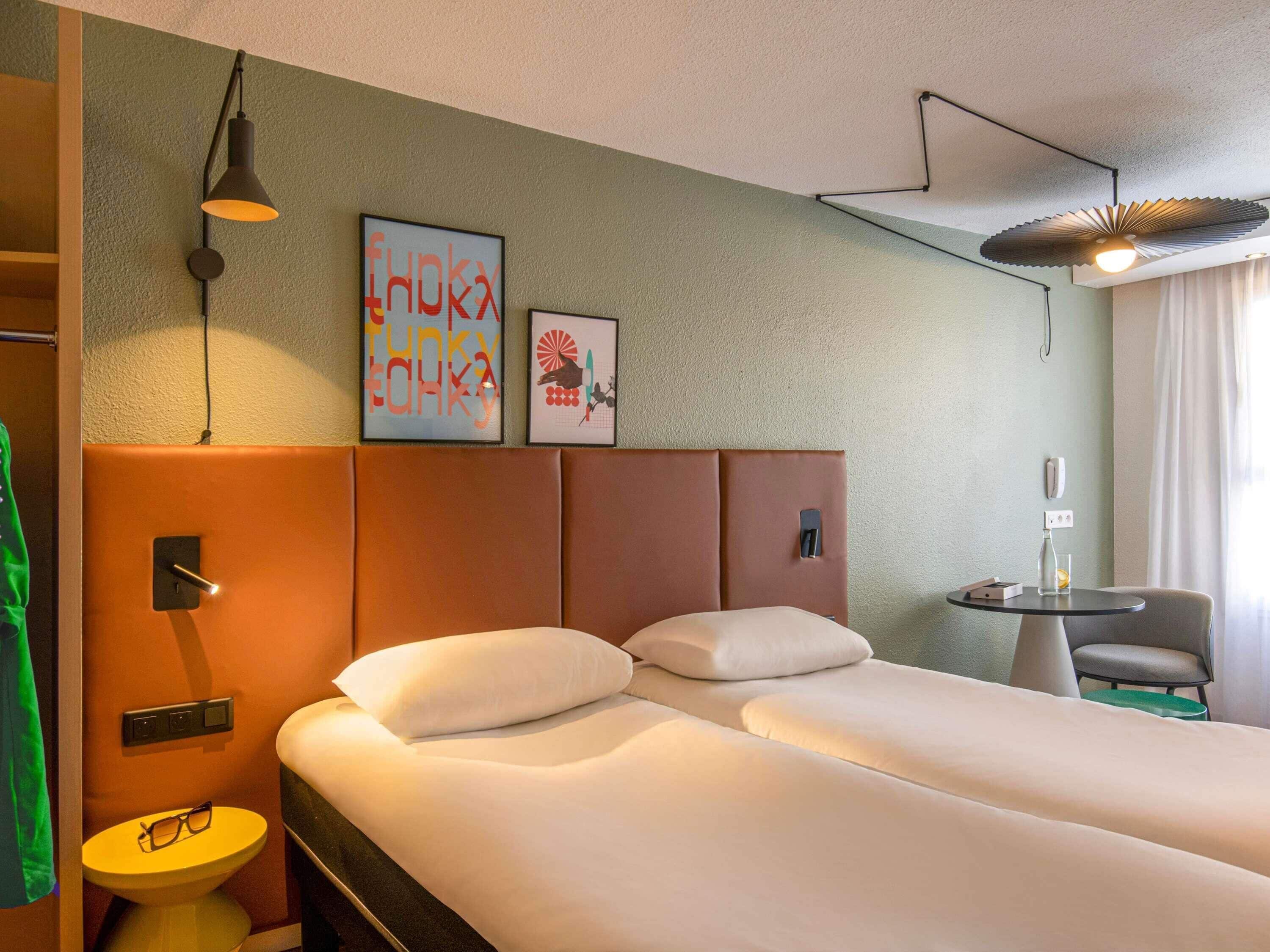 Ropa de cama de alta calidad y caja de seguridad en la habitación 