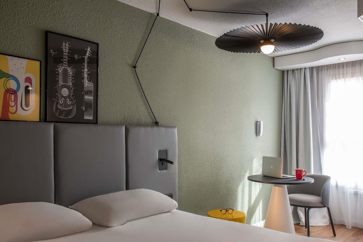 Habitación estándar, 1 cama matrimonial | Ropa de cama de alta calidad y caja de seguridad en la habitación