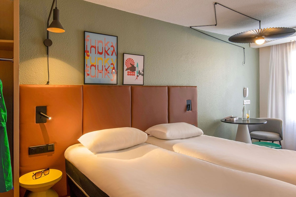 Premium bedding, in-room safe, desk, blackout curtains