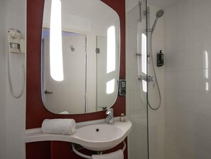 Habitación estándar, 1 cama doble | Ropa de cama de alta calidad, caja fuerte, escritorio y cortinas opacas