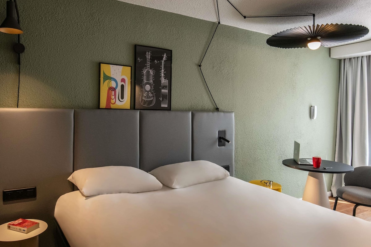 Standard Room, 1 Double Bed | Premium bedding, in-room safe, desk, blackout drapes