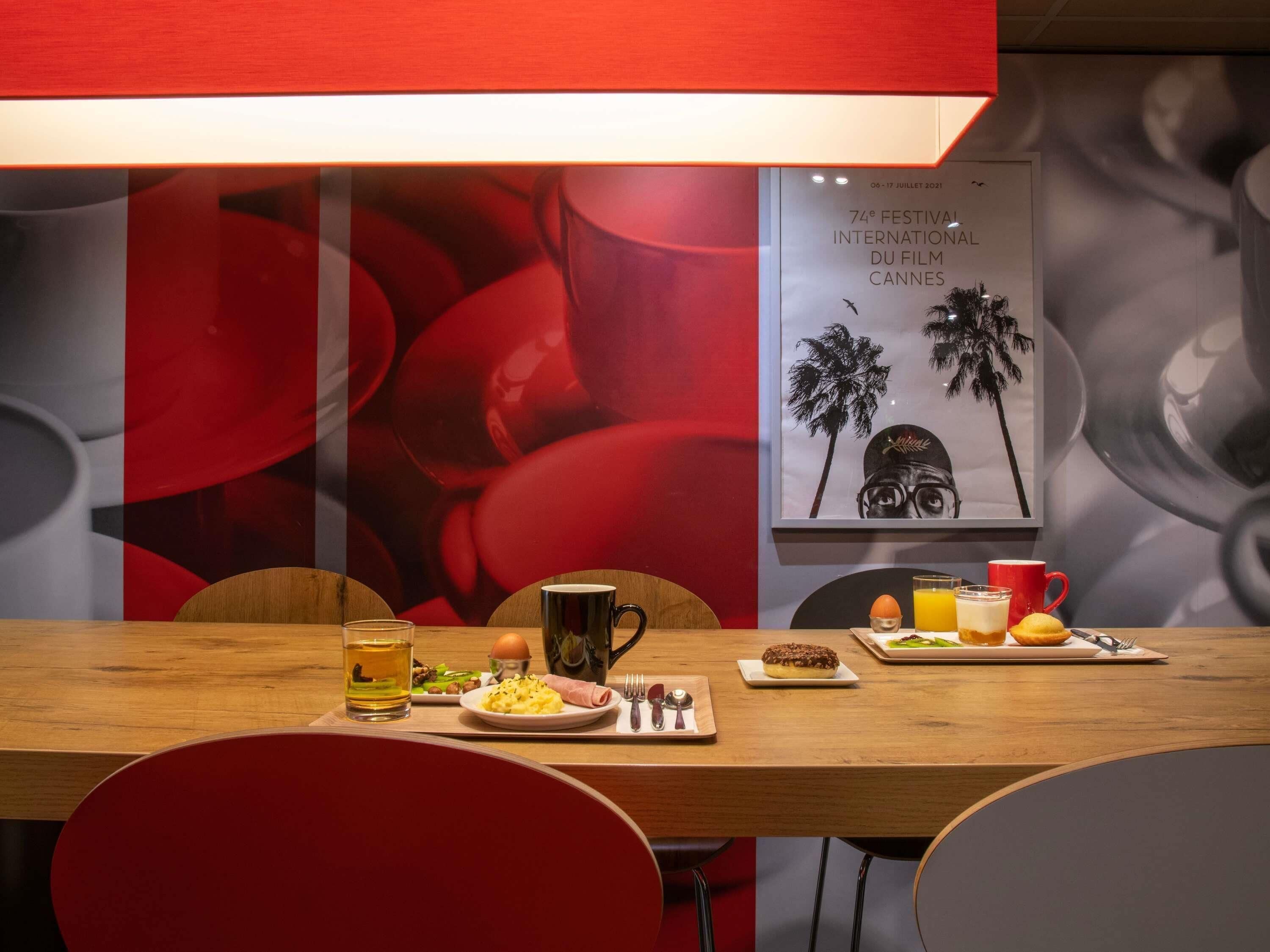 Un comedor con una mesa dispuesta para el desayuno, que incluye huevos, tostadas y bebidas.