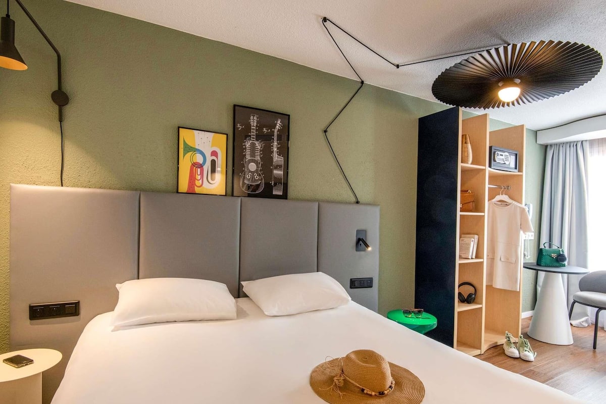 Standard Room, 1 Double Bed | Premium bedding, in-room safe, desk, blackout drapes