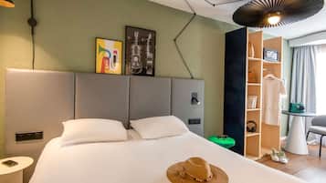 Standard Room, 1 Double Bed | Premium bedding, in-room safe, desk, blackout drapes