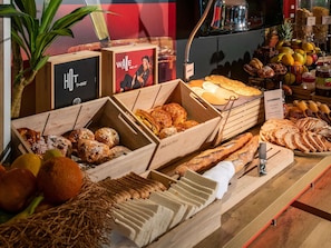 Tägliches Frühstücksbuffet (15 EUR pro Person)