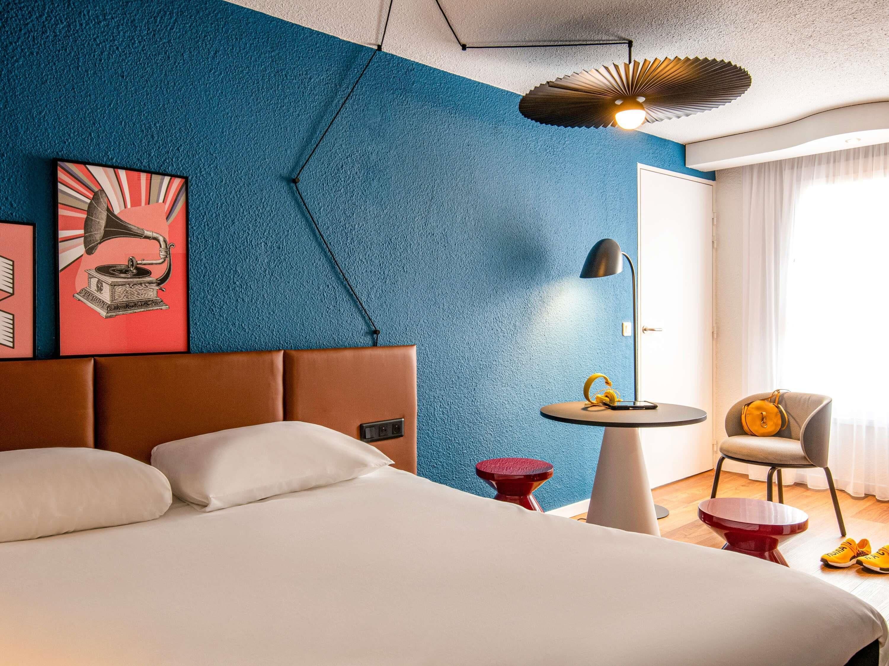 Standard-huone, 1 parisänky | Ylelliset vuodevaatteet, tallelokero huoneessa, työpöytä, pimennysverhot