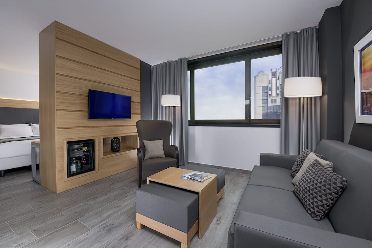 Suite, 1 trĂšs grand lit et 1 canapĂ©-lit | Ăquipements de la chambre