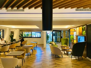 Serves lunch and happy hour - Holiday Inn Naples by IHG (Naples)