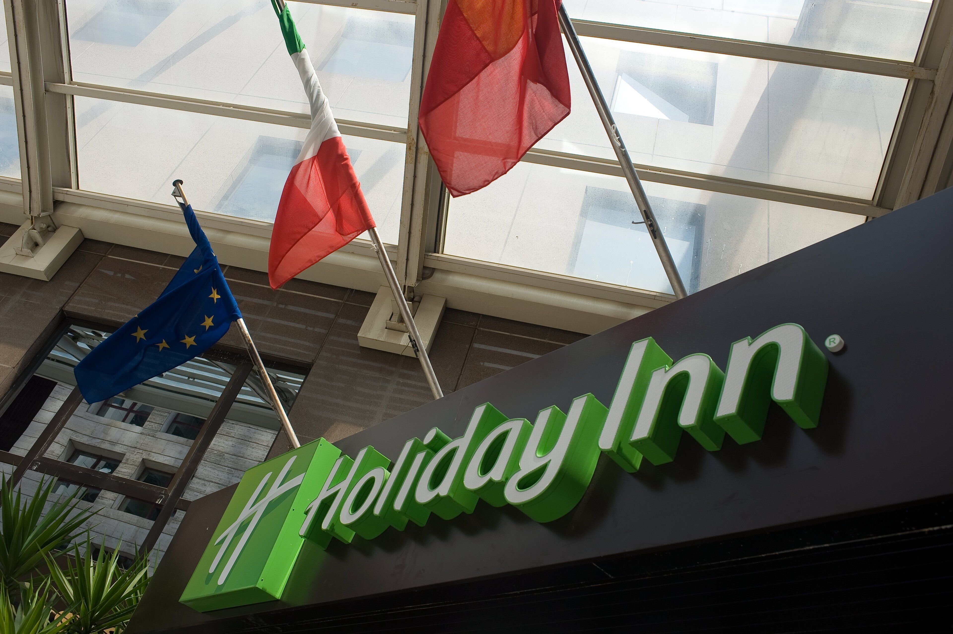 A Holiday Inn sign with flags.