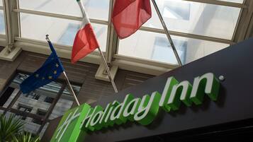 A Holiday Inn sign with flags.