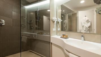 Shower, free toiletries, hair dryer, bidet