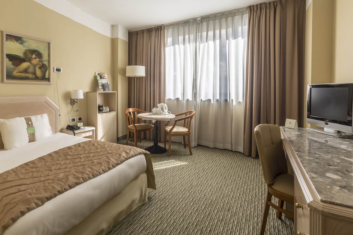 Standard Room, 1 King Bed, Smoking | In-room safe, desk, laptop workspace, blackout drapes