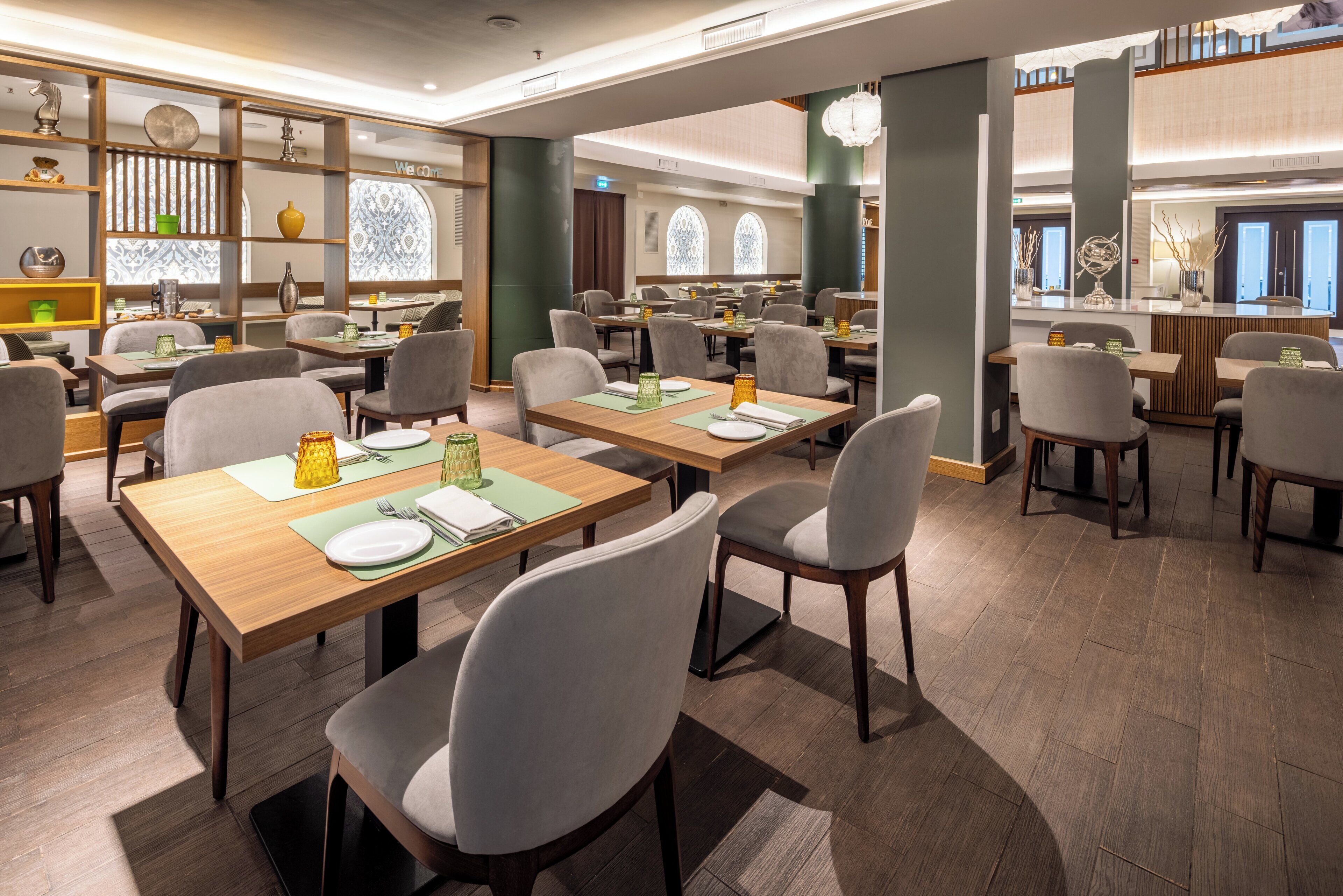 Un restaurant doté de plusieurs tables, de chaises et d’un bar.