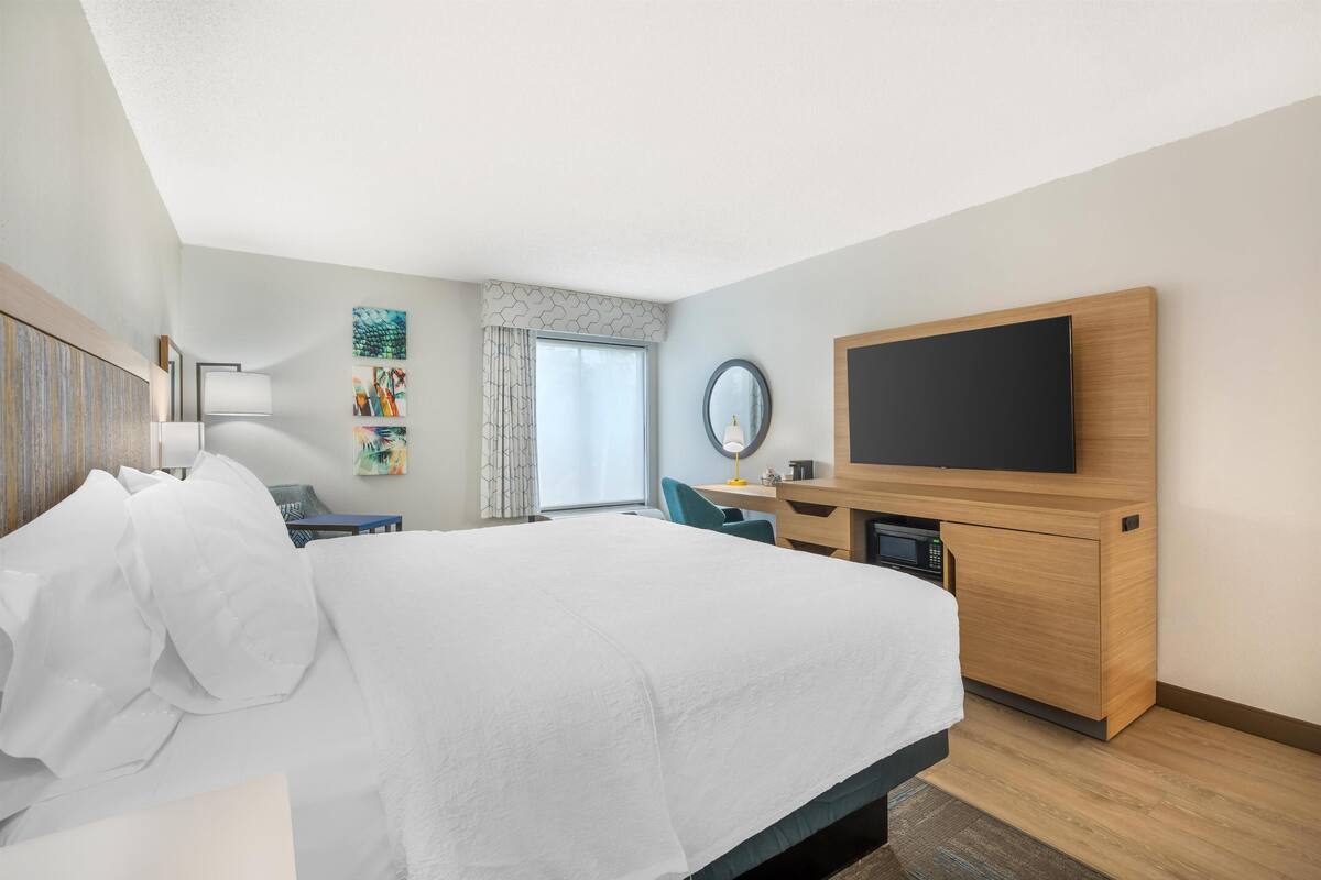 One king bed non smoking | In-room safe, blackout drapes, iron/ironing board, cribs (free)