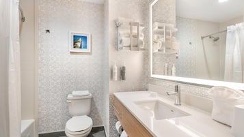 Ein modernes Badezimmer mit Toilette, Waschbecken und Dusche.