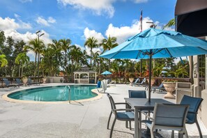 สระว่ายน้ำกลางแจ้ง