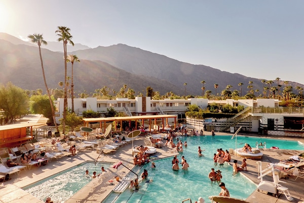 2 outdoor pools