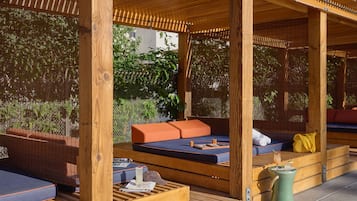 2 outdoor pools