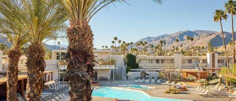 2 outdoor pools