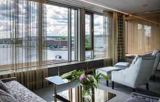 Design Suite, 1 King Bed, Non Smoking, Lake View | In-room safe, desk, laptop workspace, blackout drapes