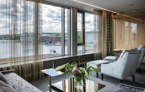 Design Suite, 1 King Bed, Non Smoking, Lake View
