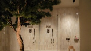 A modern bathroom with a tree, a bathtub, and a shower area. - Best Western Plus John Bauer Hotel (Jonkoping)