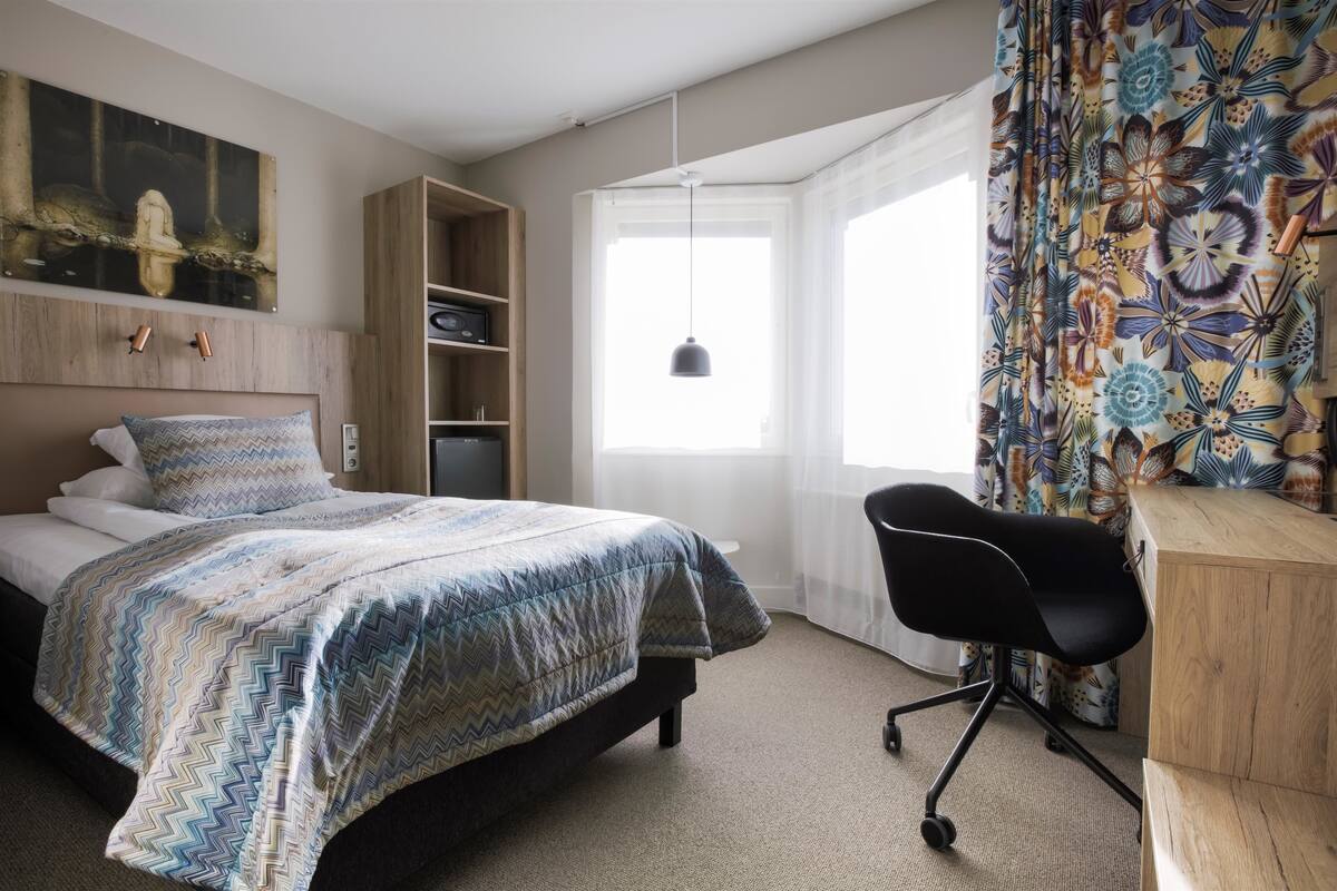 Habitación estándar, 1 cama individual, para no fumadores | Caja de seguridad en la habitación y escritorio