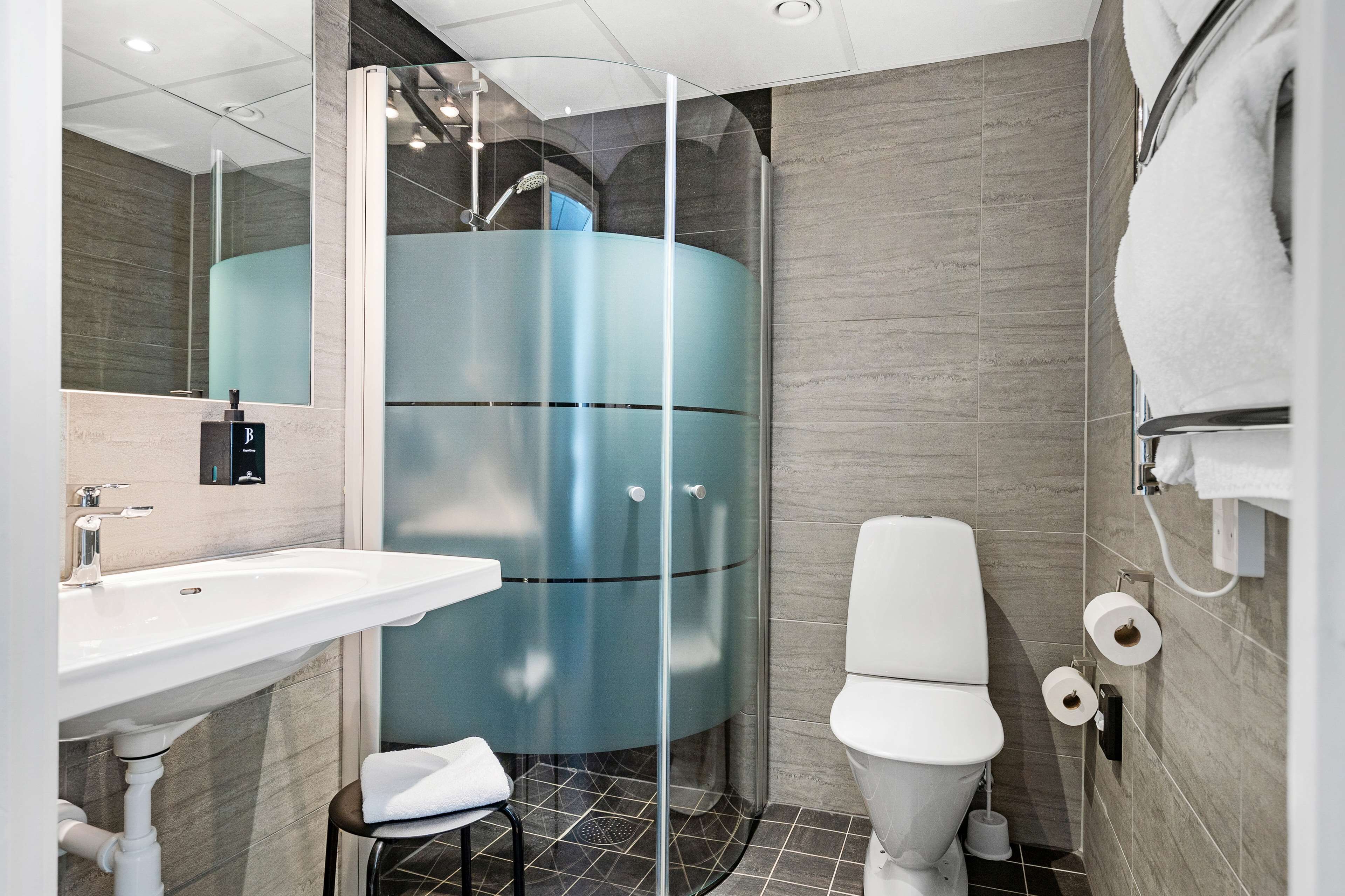 standard room, 2 single beds, non smoking | bathroom | hair dryer, heated floors, towels