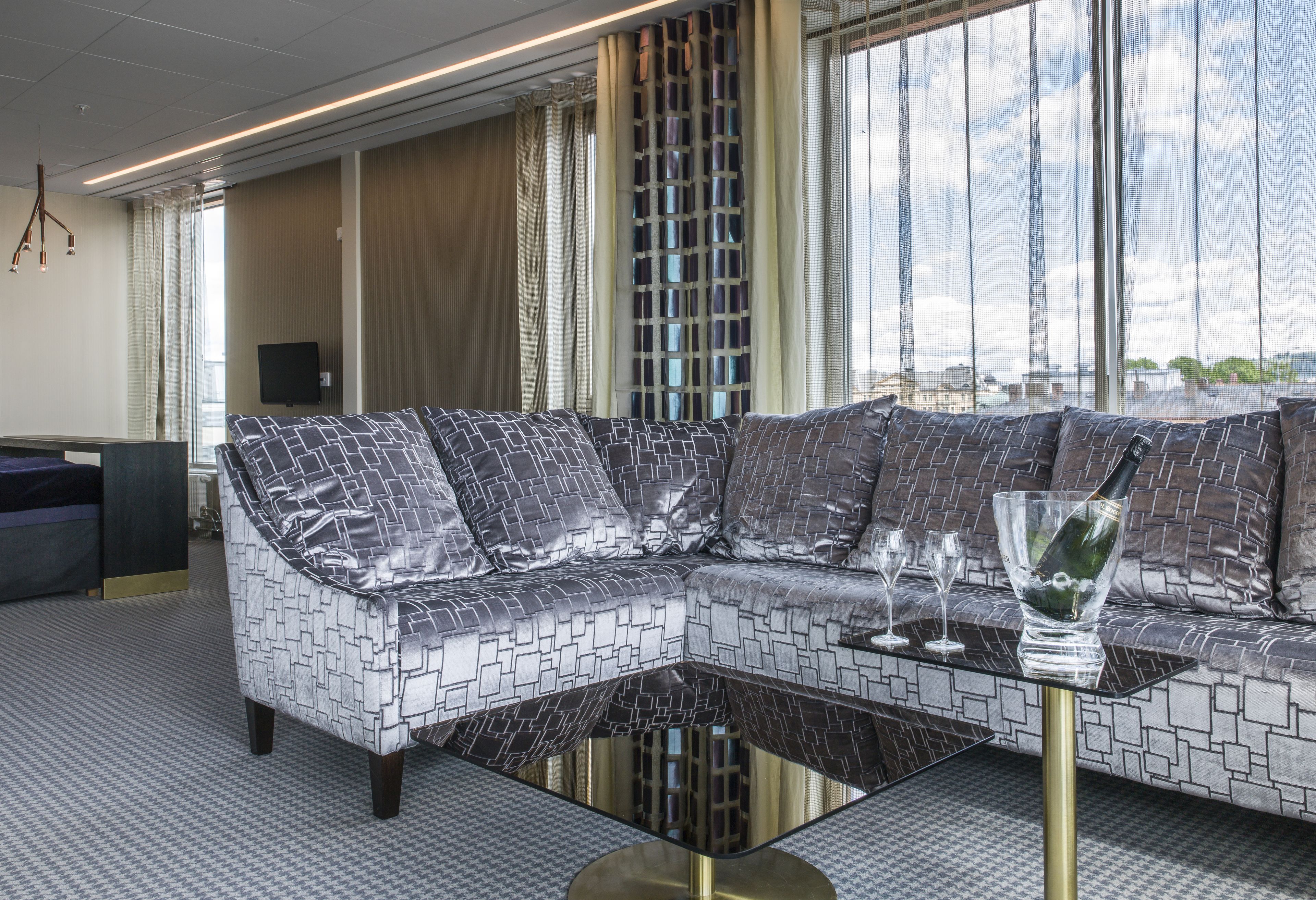 Design Suite, 1 King Bed, Non Smoking, Lake View | Living area | TV