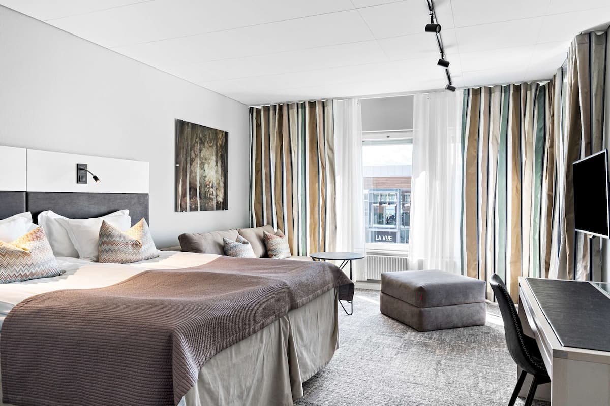 business room, 2 single beds, non smoking (with sofabed) | 1 bedroom, in-room safe, desk, laptop workspace