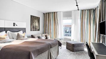 Kamar Bisnis, 2 Tempat Tidur Twin, Bebas Asap Rokok (with Sofabed) | Brankas, meja kerja, ruang kerja ramah laptop, dan tirai kedap cahaya