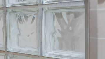 Una pared con varios paneles de vidrio cuadrados.