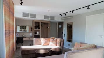 Familjesvit - flera sÀngar - icke-rökare (Living Room;with Sofabed) | VÀrdeförvaringsskÄp pÄ rummet, skrivbord och arbetsyta för laptop