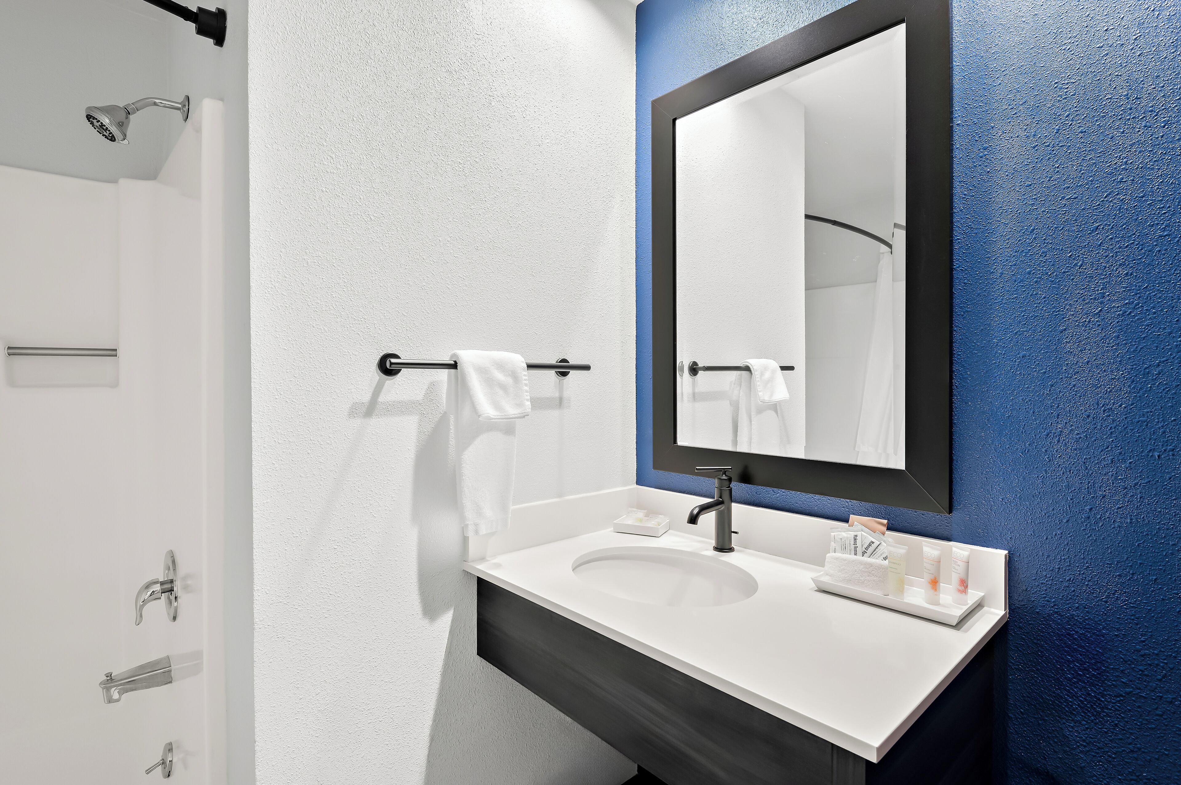 standard room, 1 queen bed | bathroom | shower, free toiletries, towels