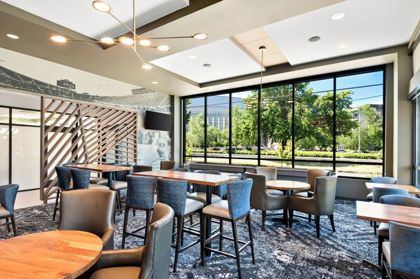 Lobby lounge - Hayward Inn (Eugene)