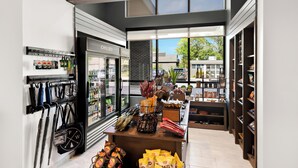 Een moderne markt met een divers aanbod aan producten, zoals tassen, snacks en drankjes, gepresenteerd op planken en tafels.