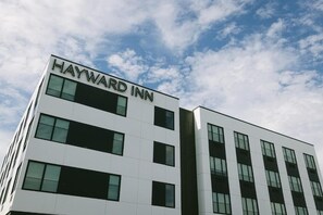 办公桌、遮光窗帘、免费 WiFi、床单