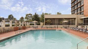 Piscina interna, piscina externa sazonal