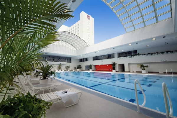 室內游泳池,開放時間為 08:00 至 21:00,提供救生員