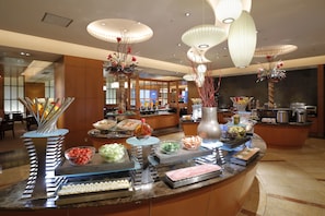 Daily buffet breakfast (JPY 4000 per person)
