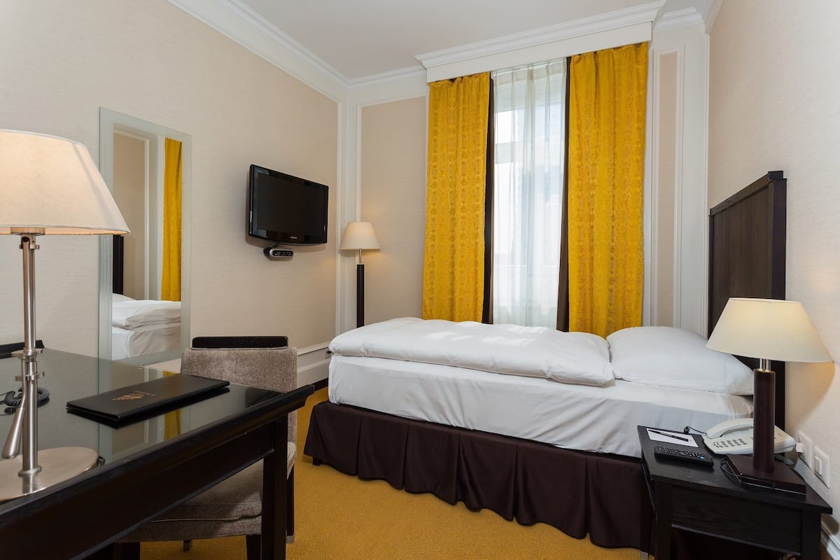 1 bedroom, premium bedding, minibar, in-room safe