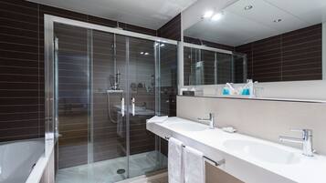 Douche, articles de toilette gratuits, sèche-cheveux, chaussons