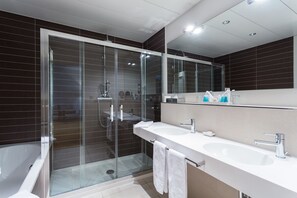 Shower, free toiletries, hair dryer, slippers - Hotel Euler (Basel)
