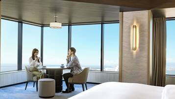 Club Room, 1 King Bed, Non Smoking (Premier) | 1 bedroom, down comforters, in-room safe, desk