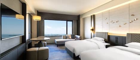 Dundyner, safe på rommet, skrivebord og blendingsgardiner