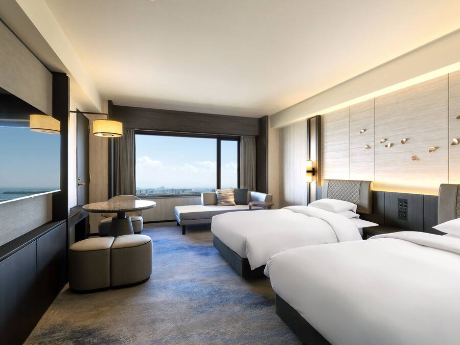 Down comforters, in-room safe, desk, blackout drapes