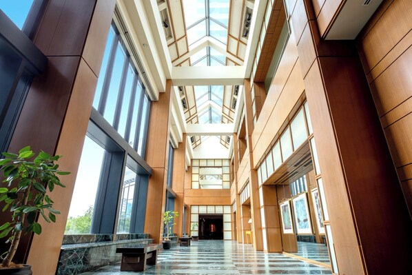 Lobby lounge