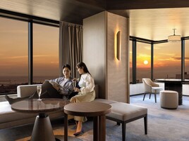 羽毛の掛け布団、セーフティボックス (室内)、デスク、遮光カーテン