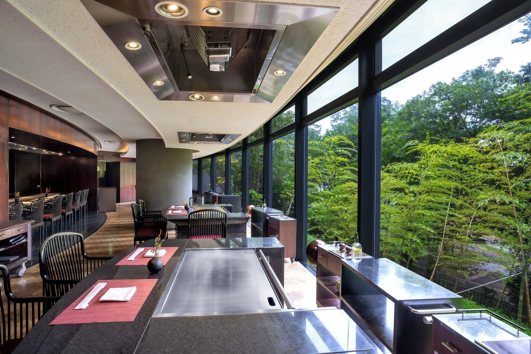 breakfast, lunch, dinner served; international cuisine